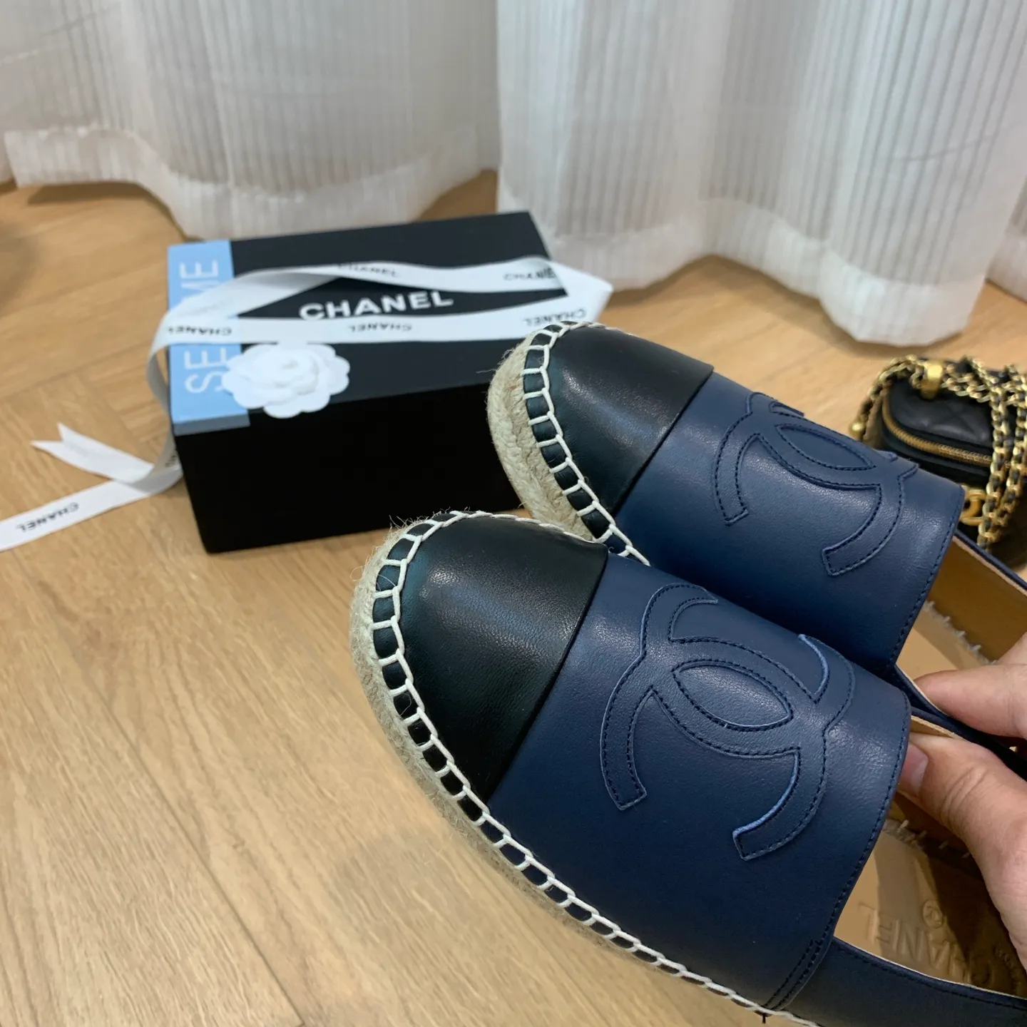 👟👟Ex-factory price 440👟👟 👑New colors are coming ✌️New version of Chanel fisherman shoes is coming❗️Delivered in a full set of top-notch packaging. The quality of my fisherman shoes has not been introduced much, everyone who has had them knows it! The original customized upper, and my outsole is the original translucent outsole, the opaque outsole is the wrong version, full set of authentic packaging ❗️ size: 35-40, running price